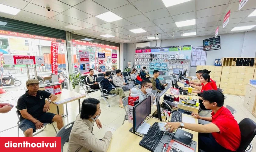 Kh&aacute;ch h&agrave;ng kiểm tra m&aacute;y đảm bảo h&agrave;i l&ograve;ng mới thanh to&aacute;n