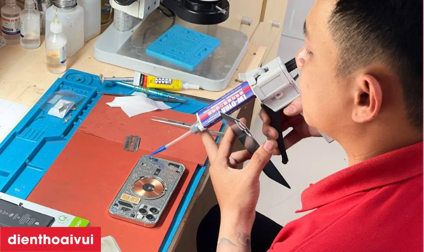 Kỹ thuật viên tiến hành tháo kính lưng cũ và thay vào tấm kính lưng mới