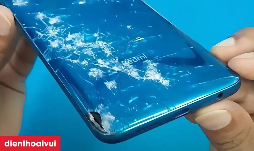 Nứt vỡ, trầy xước l&agrave; dấu hiệu cần thay k&iacute;nh lưng mới cho Xiaomi Mi 10T Pro