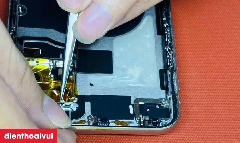 Khi n&agrave;o thay k&iacute;nh lưng v&agrave; khi n&agrave;o thay nguy&ecirc;n bộ vỏ Xiaomi Mi 11?