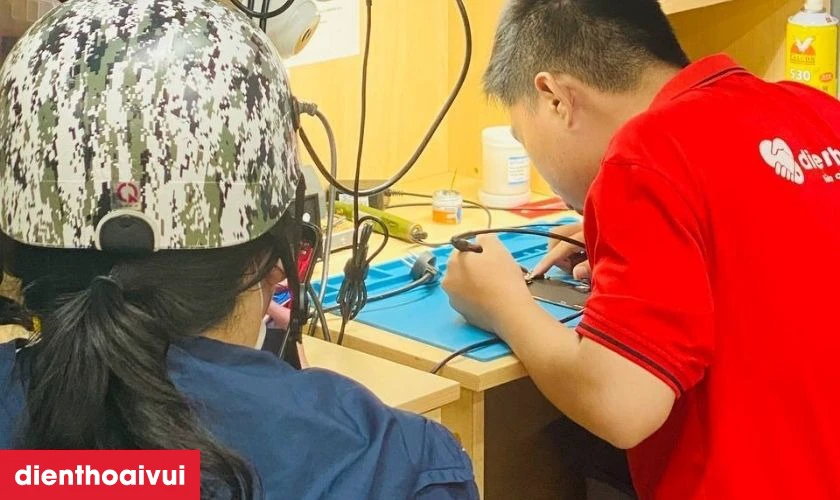 Quy tr&igrave;nh thay k&iacute;nh lưng Xiaomi Mi 11 minh bạch tại Điện Thoại Vui