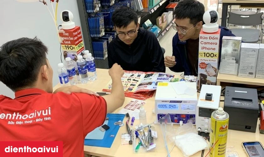 Thay k&iacute;nh lưng Xiaomi Mi 11 uy t&iacute;n tại Điện Thoại Vui