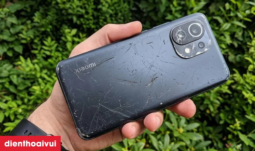 Khi n&agrave;o cần thay k&iacute;nh lưng Xiaomi Mi 11 Lite 5G NE?