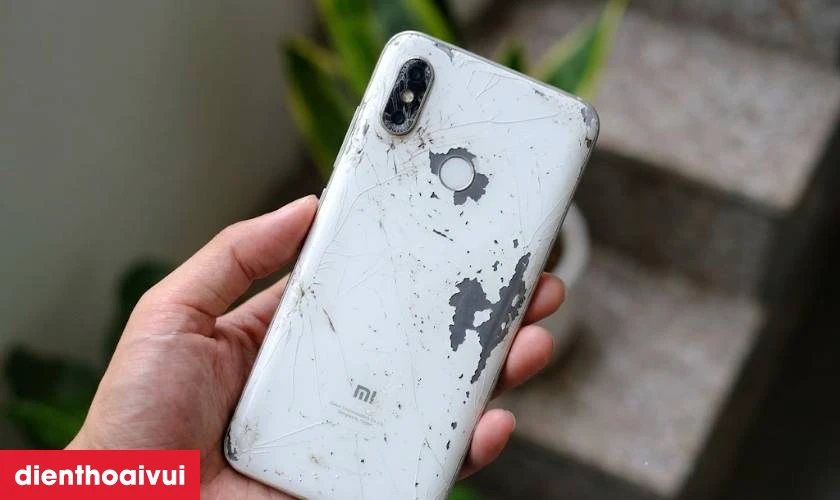Khi n&agrave;o bạn cần thay k&iacute;nh lưng Xiaomi Mi 8?