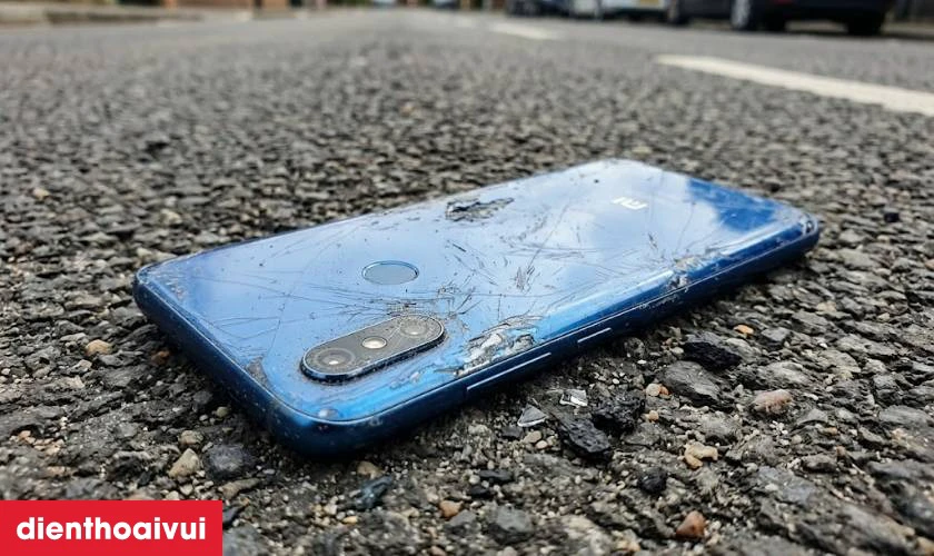 Nguy&ecirc;n nh&acirc;n khiến mặt lưng Xiaomi Mi 8 bị nứt vỡ, xuống cấp