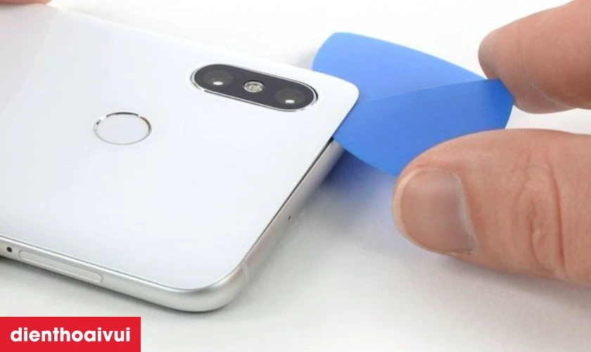 Thay k&iacute;nh lưng Xiaomi Mi 8 Pro l&agrave; g&igrave;?