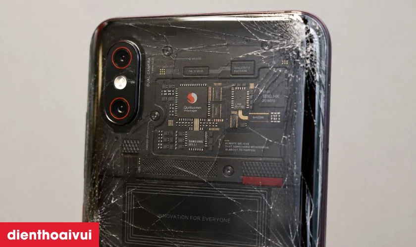 Khi n&agrave;o bạn cần thay k&iacute;nh lưng Xiaomi Mi 8 Pro?
