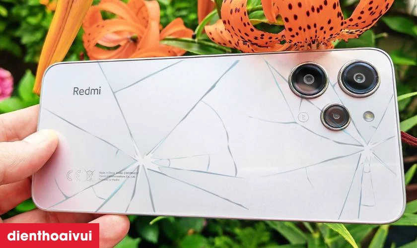 Khi n&agrave;o bạn cần thay k&iacute;nh lưng Xiaomi Redmi 12?