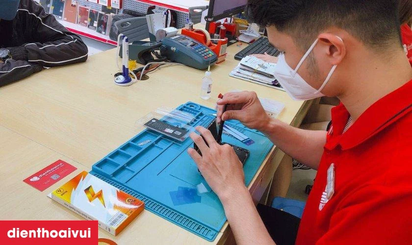 Quy tr&igrave;nh thay k&iacute;nh lưng Xiaomi Redmi A1 nhanh ch&oacute;ng tại Điện Thoại Vui