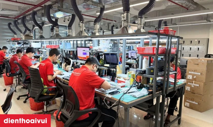 Quy tr&igrave;nh thay k&iacute;nh lưng Xiaomi Redmi Note 12 Pro 5G uy t&iacute;n tại Điện Thoại Vui