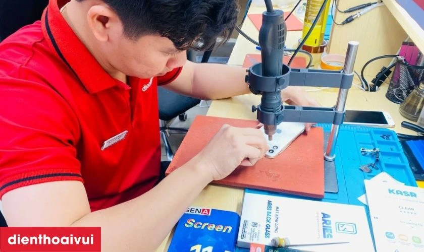 Quy tr&igrave;nh thay k&iacute;nh lưng Xiaomi Redmi Note 8 lấy liền tại Điện Thoại Vui