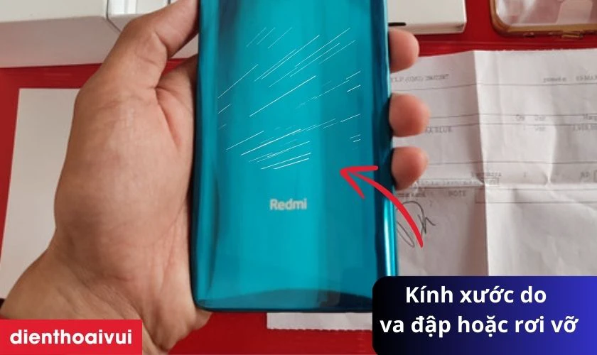 Va đập hoặc rơi vỡ l&agrave; nguy&ecirc;n nh&acirc;n phổ biến l&agrave;m k&iacute;nh lưng hư hỏng