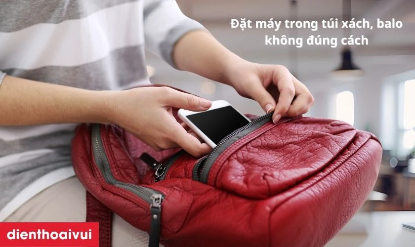 Đặt m&aacute;y trong t&uacute;i x&aacute;ch, balo kh&ocirc;ng đ&uacute;ng c&aacute;ch l&agrave;m xước mặt lưng