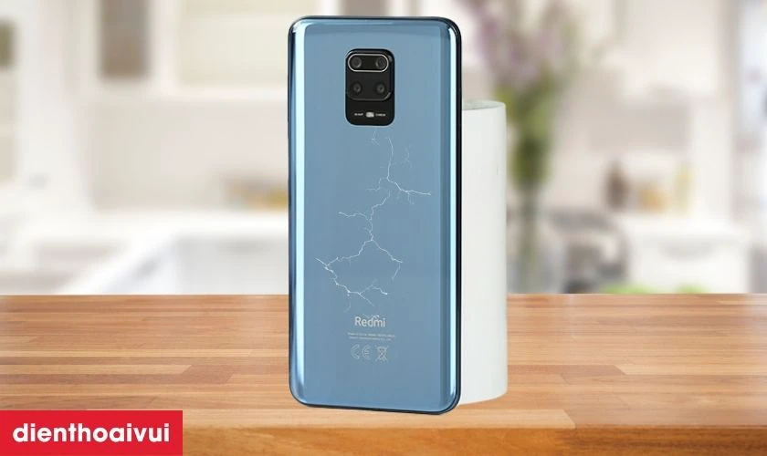Nắp lưng c&oacute; c&aacute;c vết xước dăm, trầy xước tr&ecirc;n m&aacute;y