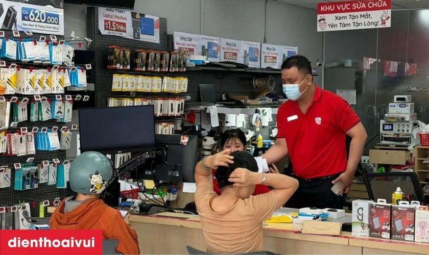Dịch vụ thay kính lưng iPhone 11 Pro nhanh chóng, chất lượng cao tại hệ thống Điện Thoại Vui