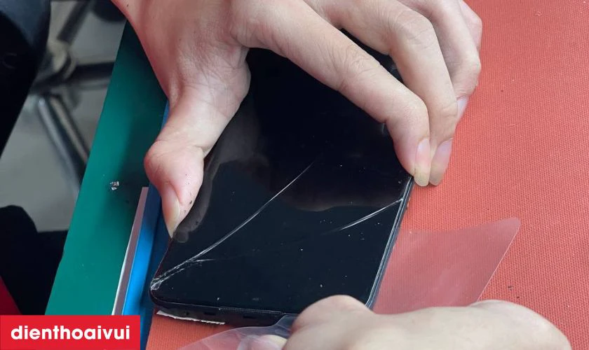 Quy tr&igrave;nh &eacute;p k&iacute;nh cho điện thoại