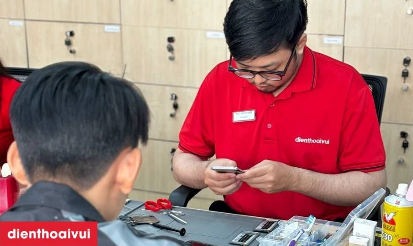 Kỹ thuật vi&ecirc;n tiếp nhận v&agrave; kiểm tra t&igrave;nh trạng của điện thoại