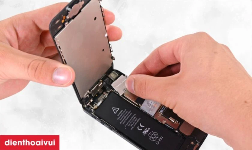 Nh&acirc;n vi&ecirc;n kỹ thuật tiến h&agrave;nh gỡ lớp k&iacute;nh cũ