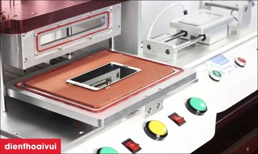 Nh&acirc;n vi&ecirc;n kỹ thuật sẽ đưa điện thoại v&agrave;o nồi hơi