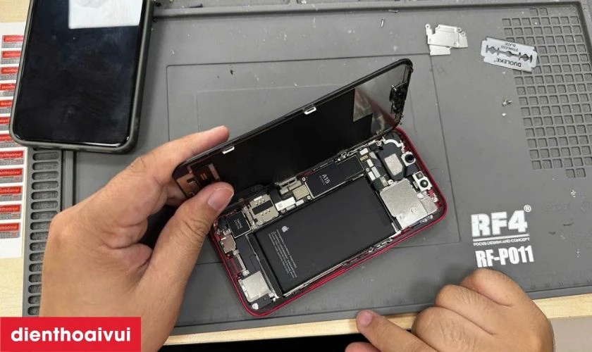 Quy tr&igrave;nh thay loa iPhone tại Điện Thoại Vui