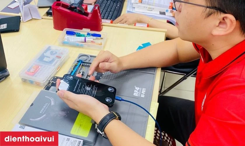 Kỹ thuật vi&ecirc;n tiếp nhận m&aacute;y, kiểm tra từ tổng qu&aacute;t đến chi tiết để x&aacute;c định t&igrave;nh trạng lỗi