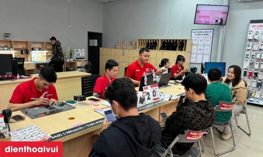 Đội ngũ kỹ thuật vi&ecirc;n c&oacute; kinh nghiệm sửa chữa iPhone, thực hiện thay thế đ&uacute;ng quy tr&igrave;nh