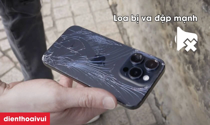 Va đập, rơi rớt l&agrave;m hư hỏng loa iPhone 14 cần được thay mới