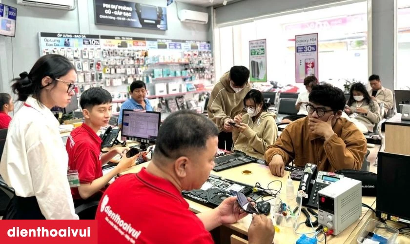 Thay loa ngo&agrave;i iPhone 14 diễn ra minh bạch dưới sự quan s&aacute;t của kh&aacute;ch h&agrave;ng