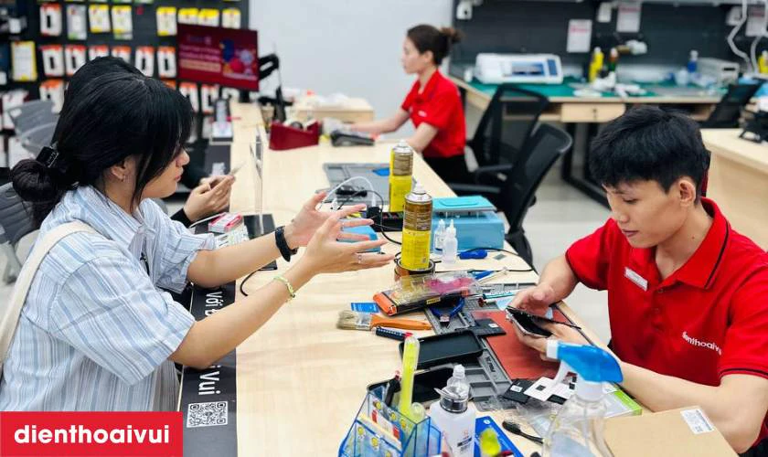 Đội ngũ kỹ thuật vi&ecirc;n gi&agrave;u kinh nghiệm, thực hiện thao t&aacute;c đ&uacute;ng kỹ thuật