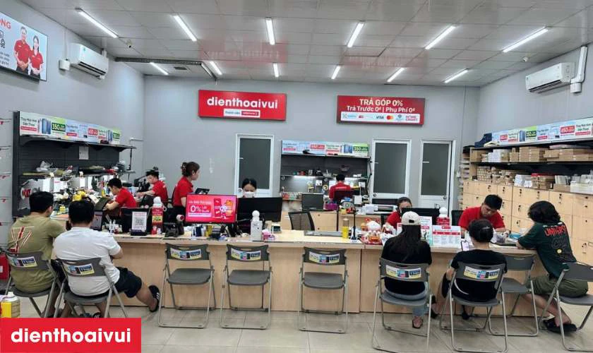 Dịch vụ thay loa ngo&agrave;i iPhone 15 Pro ch&iacute;nh h&atilde;ng, lấy liền tại Điện Thoại Vui