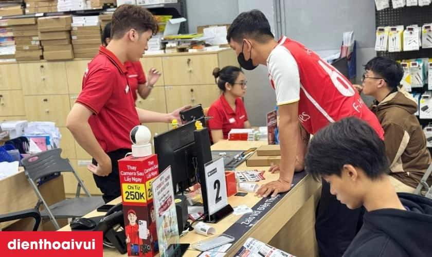V&igrave; sao n&ecirc;n thay loa ngo&agrave;i iPhone tại Điện Thoại Vui