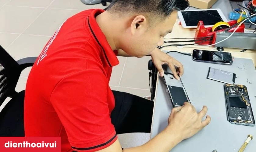 Quy tr&igrave;nh thay loa ngo&agrave;i iPhone 17 tại Điện Thoại Vui
