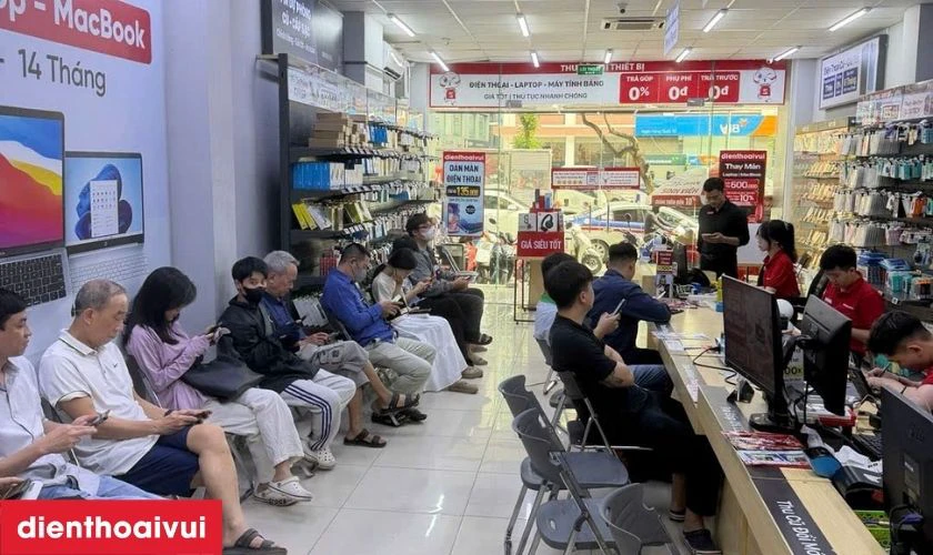 Kh&aacute;ch h&agrave;ng nhận m&aacute;y v&agrave; kiểm tra chất lượng loa ngo&agrave;i sau sửa chữa
