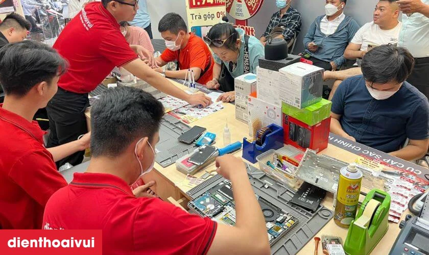 Quy trình thay loa ngoài iPhone 8 lấy liền tại Điện Thoại Vui
