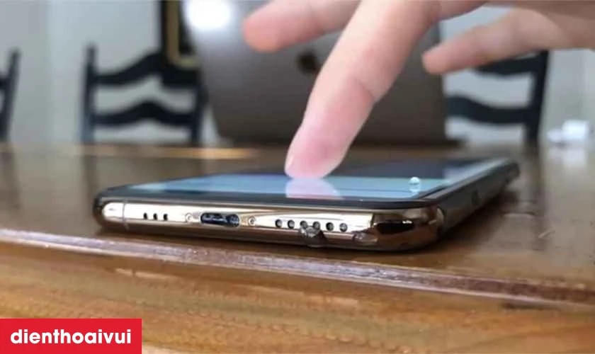 Nguy&ecirc;n nh&acirc;n khiến loa ngo&agrave;i iPhone XS bị r&egrave;, hỏng