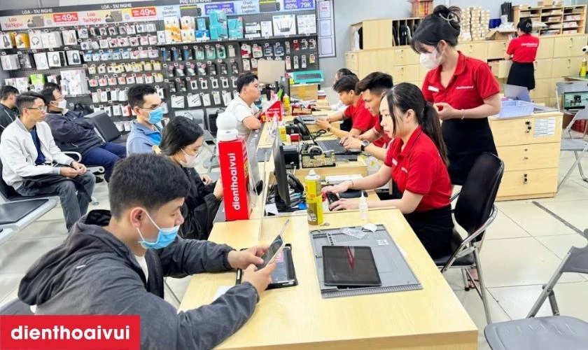 Mọi thao t&aacute;c đều được kỹ thuật vi&ecirc;n thực hiện c&ocirc;ng khai