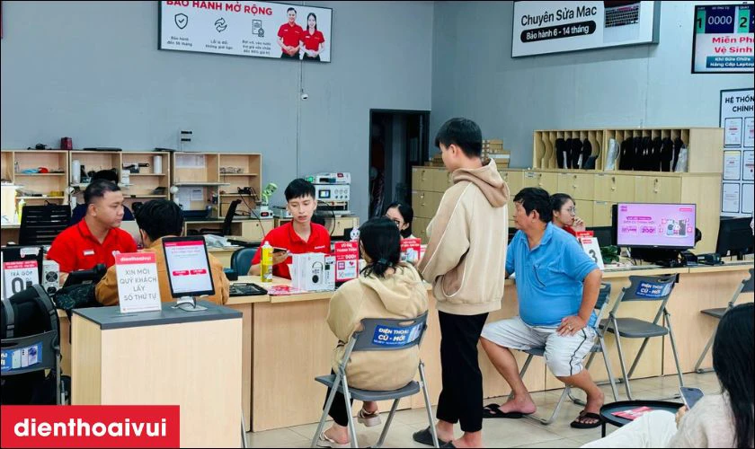 Quy trình thay loa trong iPhone 11 chính hãng Aries chuyên nghiệp lấy liền tại Điện Thoại Vui