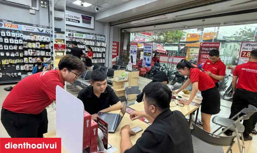 Kỹ thuật vi&ecirc;n kiểm tra t&igrave;nh trạng thực tế để x&aacute;c định đ&uacute;ng nguy&ecirc;n nh&acirc;n g&acirc;y hỏng
