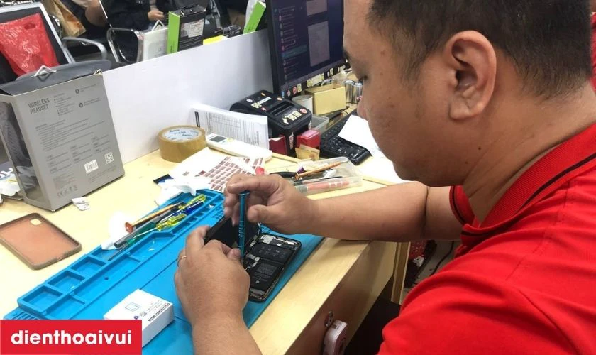 Cửa h&agrave;ng thay loa trong iPhone 13 Pro