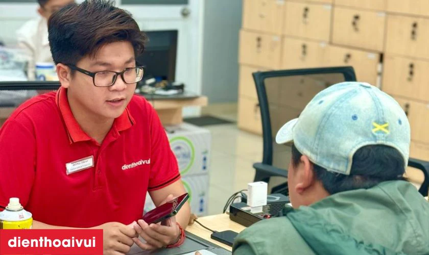Quy tr&igrave;nh thay loa trong iPhone 13 Pro ch&iacute;nh h&atilde;ng Aries chuy&ecirc;n nghiệp tại Điện Thoại Vui