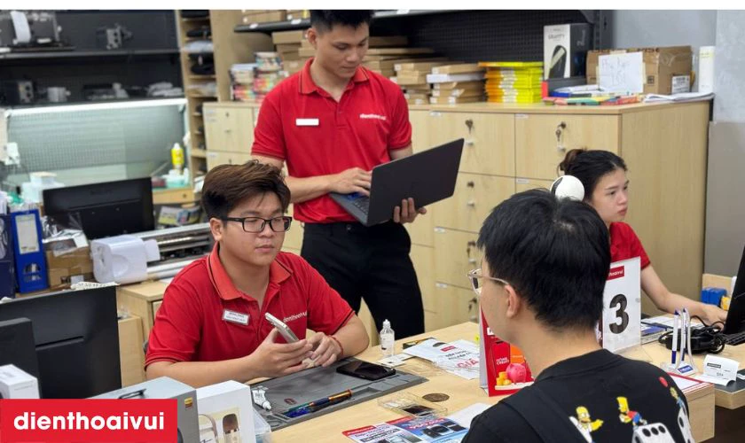 Kỹ thuật vi&ecirc;n tiến h&agrave;nh kiểm tra thiết bị lỗi