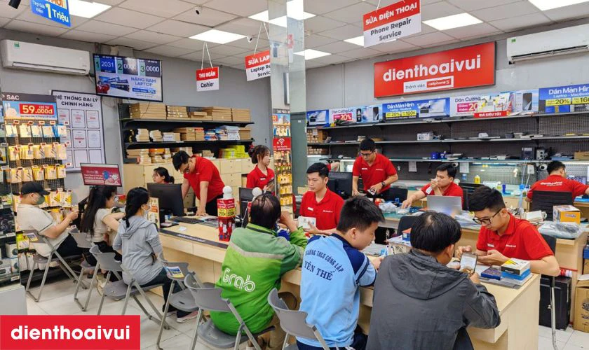 Khi nhận lại m&aacute;y, kh&aacute;ch h&agrave;ng sẽ kiểm tra lại m&aacute;y