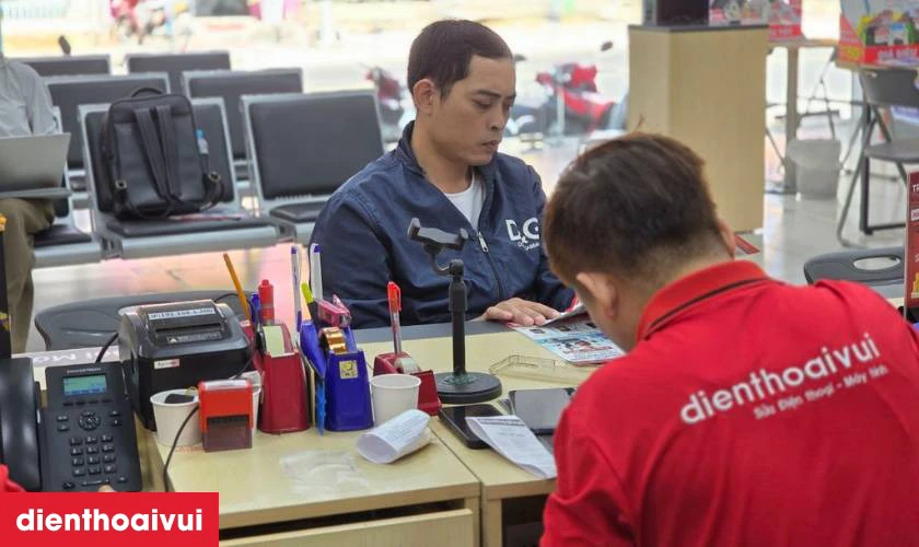 Quy tr&igrave;nh thay loa trong iPhone 15 chuy&ecirc;n nghiệp nhanh ch&oacute;ng lấy liền tại Điện Thoại Vui