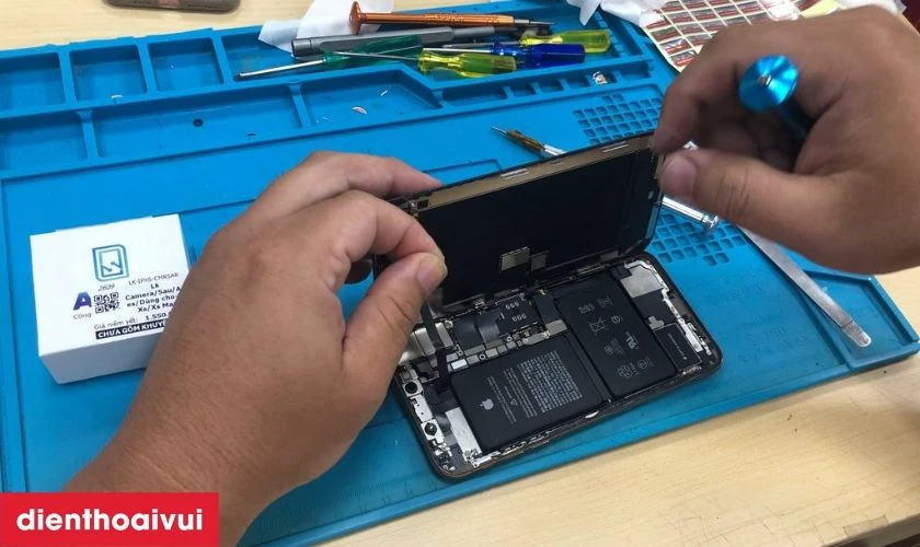 Quy tr&igrave;nh thay loa trong iPhone 15 Pro Max chuy&ecirc;n nghiệp lấy liền tại Điện Thoại Vui