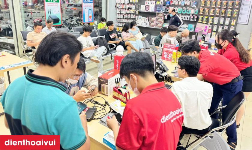 B&agrave;n giao m&aacute;y cho kh&aacute;ch v&agrave; thanh to&aacute;n