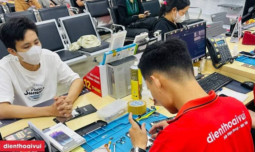 Tiến h&agrave;nh thay loa mới