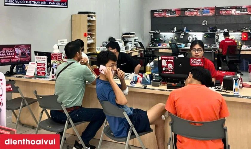 Kh&aacute;ch h&agrave;ng kiểm tra thiết bị, thanh to&aacute;n v&agrave; nhận th&ocirc;ng tin bảo h&agrave;nh
