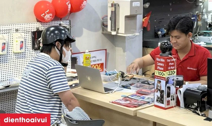 Quy tr&igrave;nh thay loa trong iPhone XS Max lấy liền tại Điện Thoại Vui