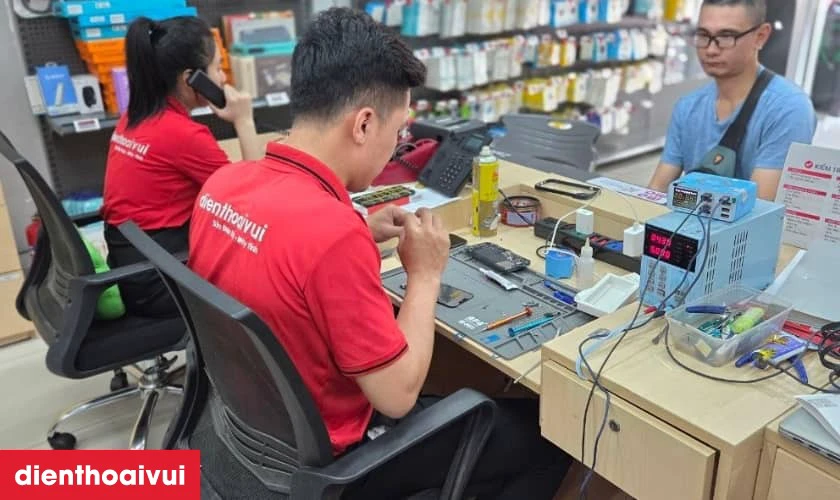 Quy tr&igrave;nh thay loa trong OPPO Reno 11F lấy liền tại Điện Thoại Vui