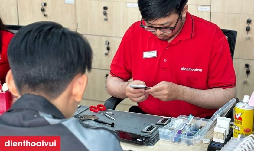Quy tr&igrave;nh thay loa trong OPPO Reno 13 uy t&iacute;n tại Điện Thoại Vui